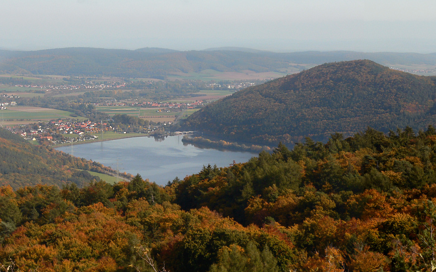Blick vom Peterskopf nach Osten mit Affolderner See und dortigem Affoldern, Rabenstein (rechts), Mehlen (mittig), Bergheim (hinten links), Lieschensruh (linker Rand), Gewerbegebiet Edertal (mittig rechts) und Altem Wald am Horizont Foto: Axel Hindemith